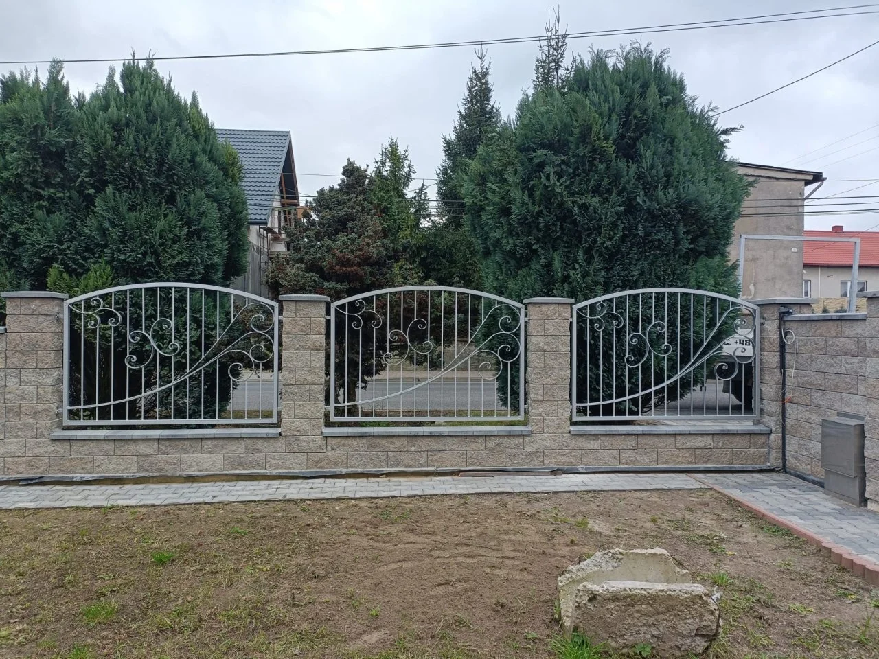 Wyrób kuty: Ogrodzenie Kute Posesyjne z Ornamentyką Secesyjną