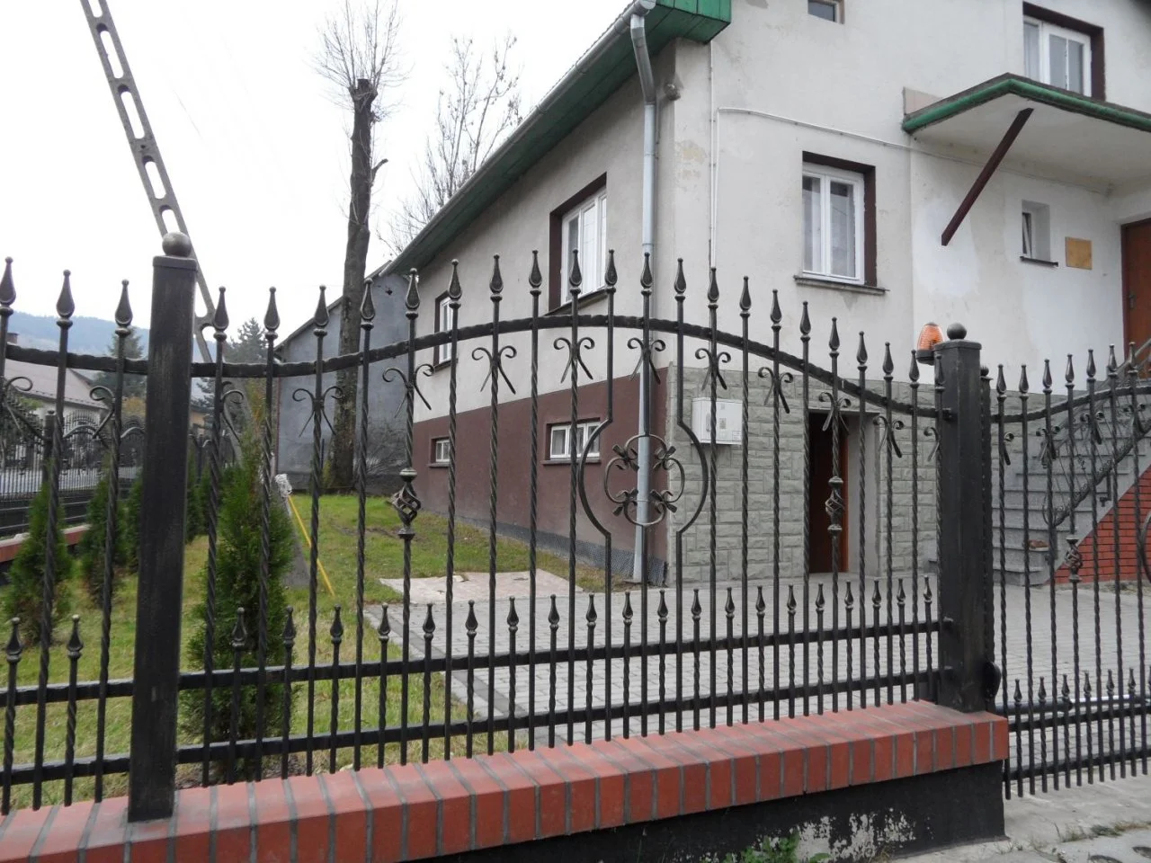 Wyrób kuty: Ogrodzenie Kute Stalowe Klasyczne z Elementami Ornamentalnymi