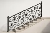 Schodowy wariant balustrady kutej dopasowany do biegu schodów, prezentujący płynne przejście motywu winorośli.
