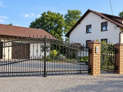 Kuta brama wjazdowa uchylna z elementami ornamentalnymi