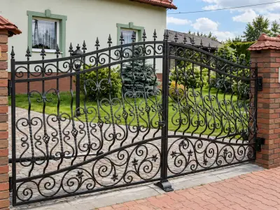 Kuta Brama Wjazdowa Dwuskrzydłowa z Ornamentyką Klasyczną