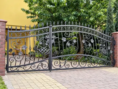 Kuta Brama Wjazdowa Dwuskrzydłowa z Ornamentyką Winorośli