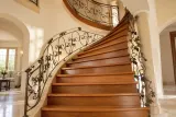Artystyczna balustrada kuta spiralna z ornamentyką winorośli, model BKW31 — aranżacja w nowej przestrzeni. Wizualizacja AI.