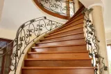 Artystyczna balustrada kuta spiralna z ornamentyką winorośli, model BKW31 — odtworzone ujęcie oryginalne. Wizualizacja AI.