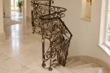 Artystyczna balustrada kuta wewnętrzna "flora barocca", model BKW21 — aranżacja w nowej przestrzeni. Wizualizacja AI.