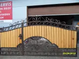 Wyrób kuty: Artystyczna Kuta Brama Uchylna z Wypełnieniem Drewnianym i Motywami Winogron
