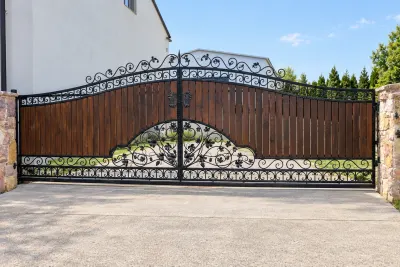 Artystyczna kuta brama uchylna z wypełnieniem drewnianym i motywami winogron, model BU81 — odtworzone ujęcie oryginalne. Wizualizacja AI.