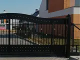 Wyrób kuty: Automatyczna Brama Wjazdowa Kuta o Profilu Falistym