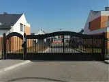 Wyrób kuty: Automatyczna Brama Wjazdowa Kuta o Profilu Falistym