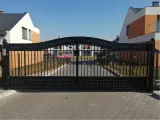 Wyrób kuty: Automatyczna Brama Wjazdowa Kuta o Profilu Falistym