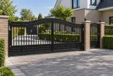 Automatyczna brama wjazdowa kuta o profilu falistym, model sd104 — aranżacja europejskiej posesji z dopasowanymi elementami ogrodzenia. Wizualizacja AI.