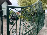 Wyrób kuty: Brama Kuta Dwuskrzydłowa z Ornamentyką Winiarską