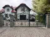 Wyrób kuty: Brama Kuta Dwuskrzydłowa z Ornamentyką Winiarską
