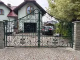 Wyrób kuty: Brama Kuta Dwuskrzydłowa z Ornamentyką Winiarską