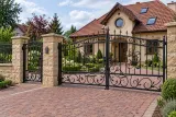 Brama kuta uchylna klasyczna z ornamentyką, model BU46 — aranżacja europejskiej posesji z dopasowanymi elementami ogrodzenia. Wizualizacja AI.
