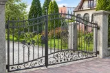 Brama kuta uchylna z ornamentyką winiarską, model BU85 — odtworzone ujęcie oryginalne. Wizualizacja AI.