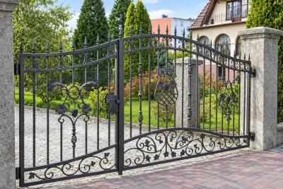 Brama kuta uchylna z ornamentyką winiarską, model BU85 — odtworzone ujęcie oryginalne. Wizualizacja AI.