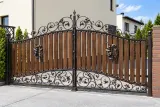 Brama kuta uchylna z wypełnieniem drewnianym i ornamentyką klasyczną, model BU39 — odtworzone ujęcie oryginalne. Wizualizacja AI.