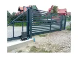 Wyrób kuty: Brama Przesuwna z Panelem Horyzontalnym i Zintegrowaną Furtką