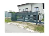 Wyrób kuty: Brama Przesuwna z Panelem Horyzontalnym i Zintegrowaną Furtką