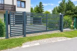 Brama przesuwna z panelem horyzontalnym i zintegrowaną furtką, model BP23 — odtworzone ujęcie oryginalne. Wizualizacja AI.