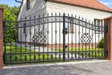 Brama wjazdowa kuta klasyczna z ornamentyką spiralną, model BU32 — odtworzone ujęcie oryginalne. Wizualizacja AI.