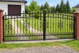Brama wjazdowa kuta ornamentowa dwuskrzydłowa klasyczna, model BU88 — odtworzone ujęcie oryginalne. Wizualizacja AI.