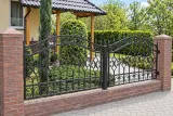 Dekoracyjne kute przęsło ogrodzeniowe o wzorze klasycznym, model OK28 — odtworzone ujęcie oryginalne. Wizualizacja AI.