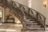 Ekskluzywna kuta balustrada schodowa art nouveau, model sx37 — aranżacja w nowej przestrzeni. Wizualizacja AI.