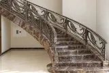 Ekskluzywna kuta balustrada schodowa art nouveau, model sx37 — odtworzone ujęcie oryginalne. Wizualizacja AI.