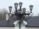Wyrób kuty: Ekskluzywna Kuta Latarnia Ogrodowa Stylizowana z Witrażowymi Aplikacjami