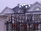 Wyrób kuty: Ekskluzywna Kuta Latarnia Ogrodowa Stylizowana z Witrażowymi Aplikacjami