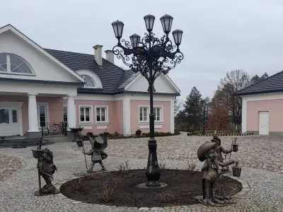 Wyrób kuty: Ekskluzywna Kuta Latarnia Ogrodowa Stylizowana z Witrażowymi Aplikacjami