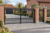 Elegancka brama wjazdowa kuta dwuskrzydłowa klasyczna, model BU145 — aranżacja europejskiej posesji z dopasowanymi elementami ogrodzenia. Wizualizacja AI.