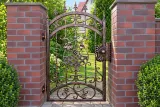 Furtka kuta rezydencjonalna z ornamentyką winorośli, model FK20 — odtworzone ujęcie oryginalne. Wizualizacja AI.