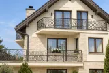 Klasyczna balustrada kuta zewnętrzna z ornamentyką rococo, model sc212 — aranżacja w nowej przestrzeni. Wizualizacja AI.