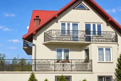 Klasyczna balustrada kuta zewnętrzna z ornamentyką rococo, model sc212 — odtworzone ujęcie oryginalne. Wizualizacja AI.