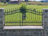 Wyrób kuty: Klasyczna Kuta Brama Wjazdowa i Ogrodzenie z Ornamentyką Floralną