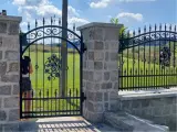 Wyrób kuty: Klasyczna Kuta Brama Wjazdowa i Ogrodzenie z Ornamentyką Floralną