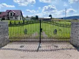 Wyrób kuty: Klasyczna Kuta Brama Wjazdowa i Ogrodzenie z Ornamentyką Floralną
