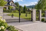 Klasyczna kuta brama wjazdowa i ogrodzenie z ornamentyką floralną, model sd101 — aranżacja europejskiej posesji z dopasowanymi elementami ogrodzenia. Wizualizacja AI.