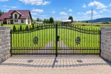 Klasyczna kuta brama wjazdowa i ogrodzenie z ornamentyką floralną, model sd101 — odtworzone ujęcie oryginalne. Wizualizacja AI.