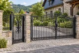 Klasyczna kuta brama wjazdowa uchylna z ornamentyką, model BU77 — aranżacja europejskiej posesji z dopasowanymi elementami ogrodzenia. Wizualizacja AI.