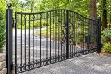 Klasyczna kuta brama wjazdowa uchylna z ornamentyką, model BU77 — odtworzone ujęcie oryginalne. Wizualizacja AI.