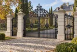 Klasyczna kuta brama wjazdowa z ornamentyką roślinną, model sd117 — aranżacja europejskiej posesji z dopasowanymi elementami ogrodzenia. Wizualizacja AI.