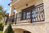 Kuta balustrada balkonowa dekoracyjna z elementami rococo, model BKZ56 — aranżacja w nowej przestrzeni. Wizualizacja AI.