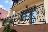 Kuta balustrada balkonowa dekoracyjna z elementami rococo, model BKZ56 — odtworzone ujęcie oryginalne. Wizualizacja AI.
