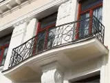 Wyrób kuty: Kuta Balustrada Balkonowa Klasyczna z Giętymi Elementami Dekoracyjnymi