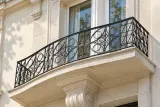 Kuta balustrada balkonowa klasyczna z giętymi elementami dekoracyjnymi, model sc85 — aranżacja w nowej przestrzeni. Wizualizacja AI.