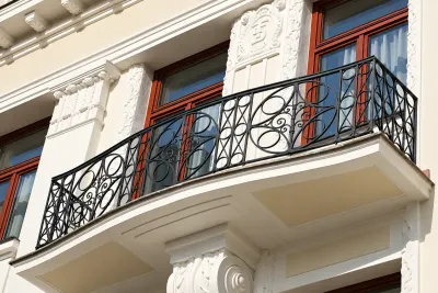 Kuta balustrada balkonowa klasyczna z giętymi elementami dekoracyjnymi, model sc85 — odtworzone ujęcie oryginalne. Wizualizacja AI.